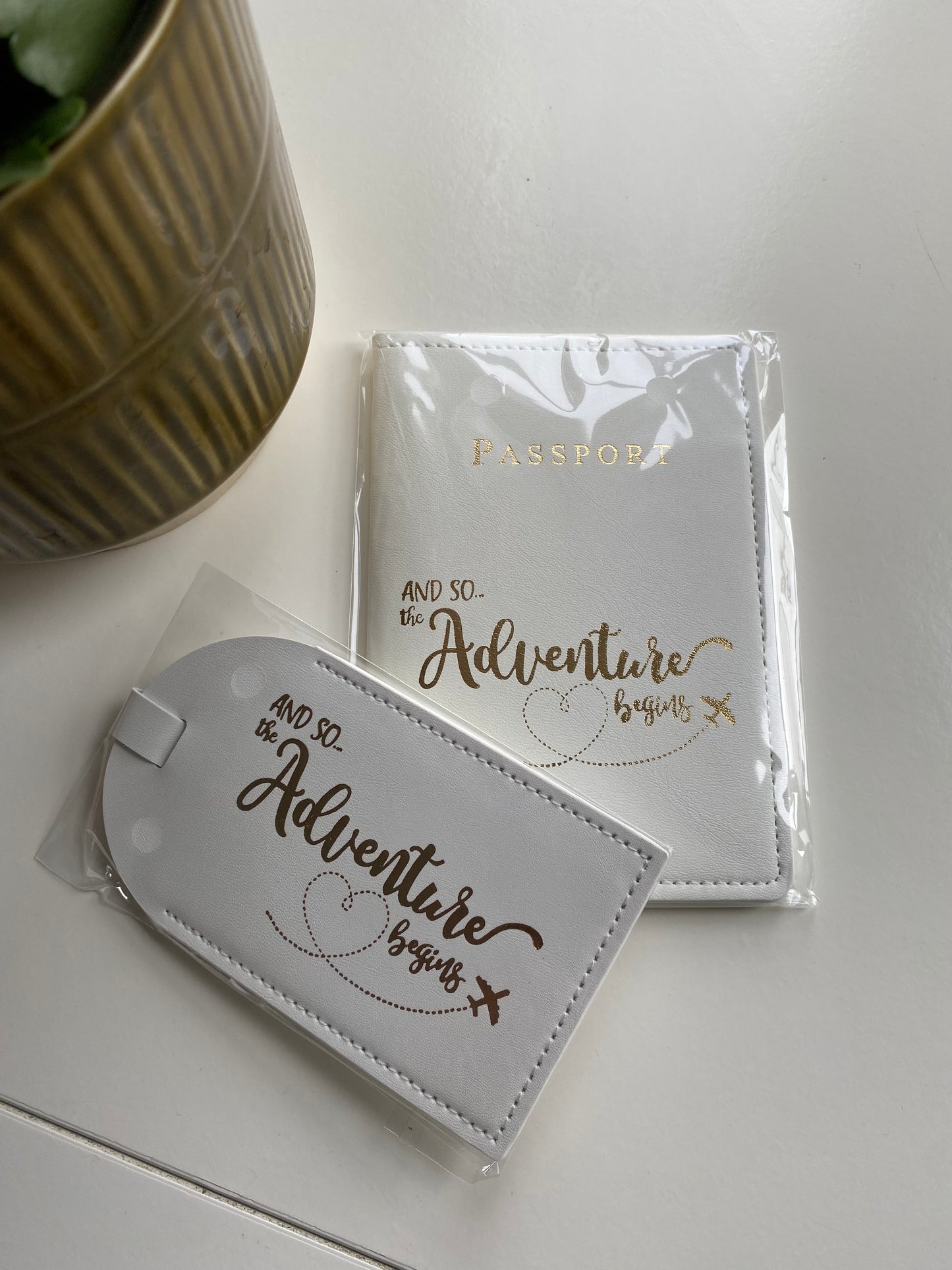 White passport cover & luggage tag set